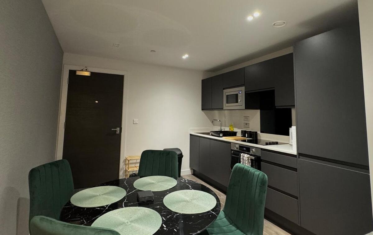 Modern 2-Bedroom Apartment In Heart Of Ливерпуль Экстерьер фото